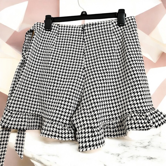 White Birch Women’s Black & White Houndstooth Macarena Shorts w/ Scallop Hems M - Picture 6 of 6